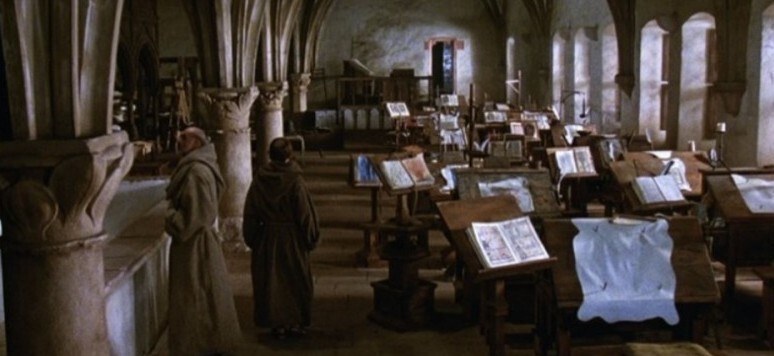 영화 '장미의 이름'의 한 장면, 원본을 왼편에 펼쳐놓고 양피지에 필사를 하는 현장을 재현해 놓았다.
