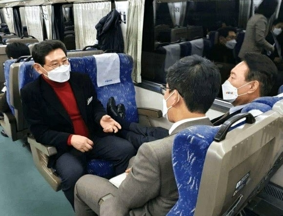 환생경제, 허수아비 박근혜 그리고 윤석열차 - 대통령 비하의 역사 윤석열 구둣발 논란
