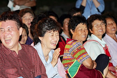 환생경제, 허수아비 박근혜 그리고 윤석열차 - 대통령 비하의 역사 환생경제 관객 박근혜