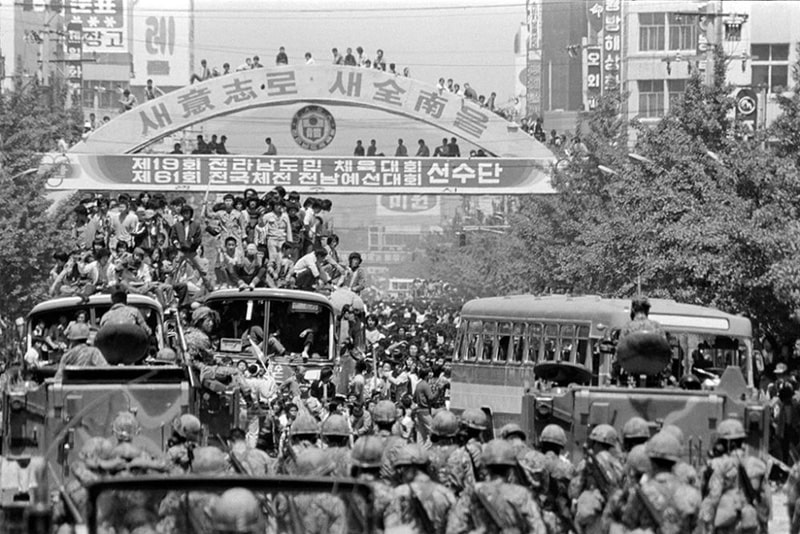 1980년 5·18민주화운동 당시 광주 금남로 전일빌딩 앞 대로에서 버스에 올라탄 시민들이 계엄군과 대치하고 있다(미디어오늘)(한국 근현대사 12장면 FACT CHECK)